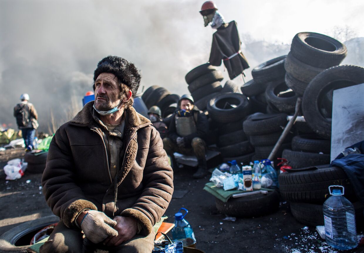 Сторонник радикальной оппозиции на баррикаде Институтской улицы в Киеве