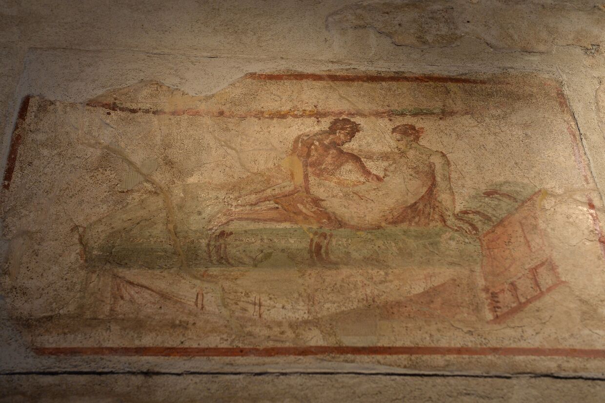 Фрески в здании лупанария в городе-музее под открытым небом Помпеи