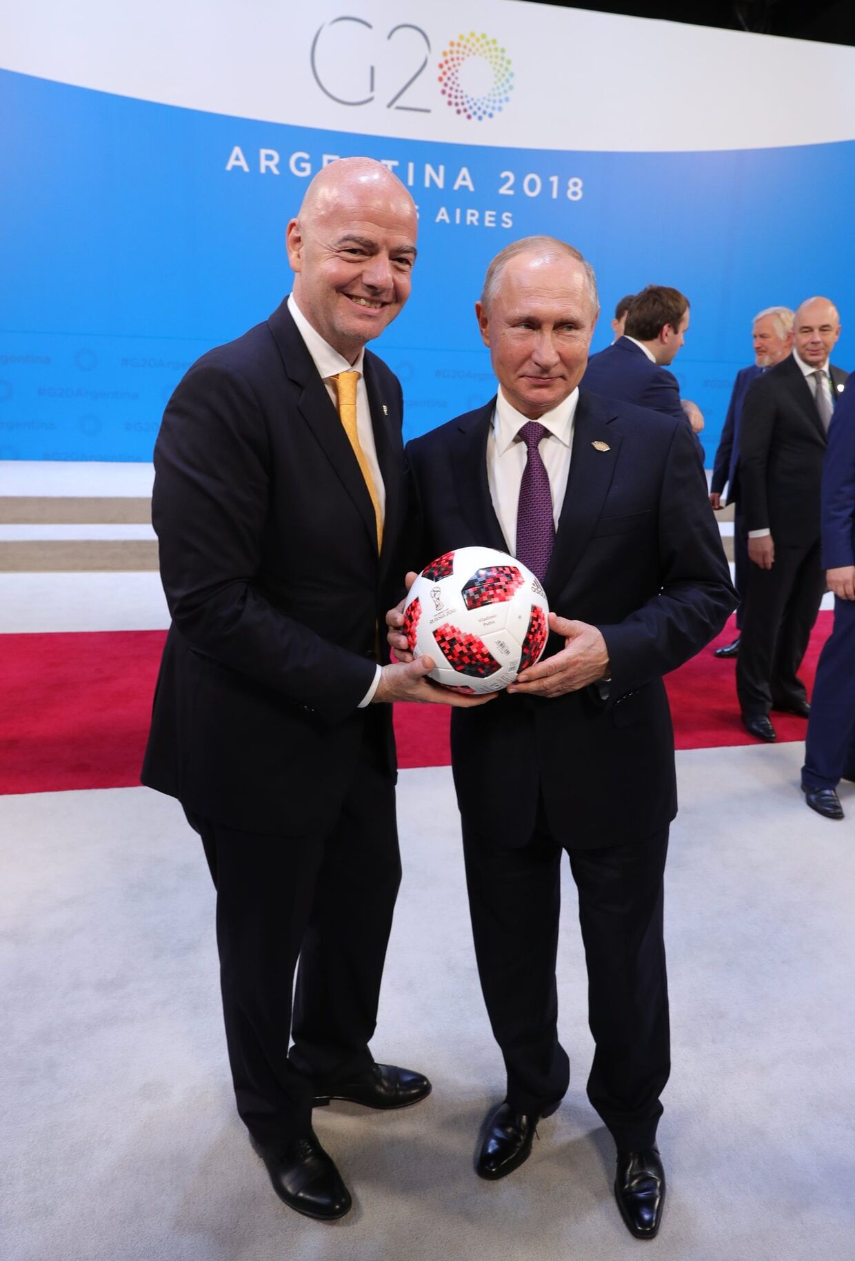 Президент РФ Владимир Путин и президент ФИФА Джанни Инфантино
