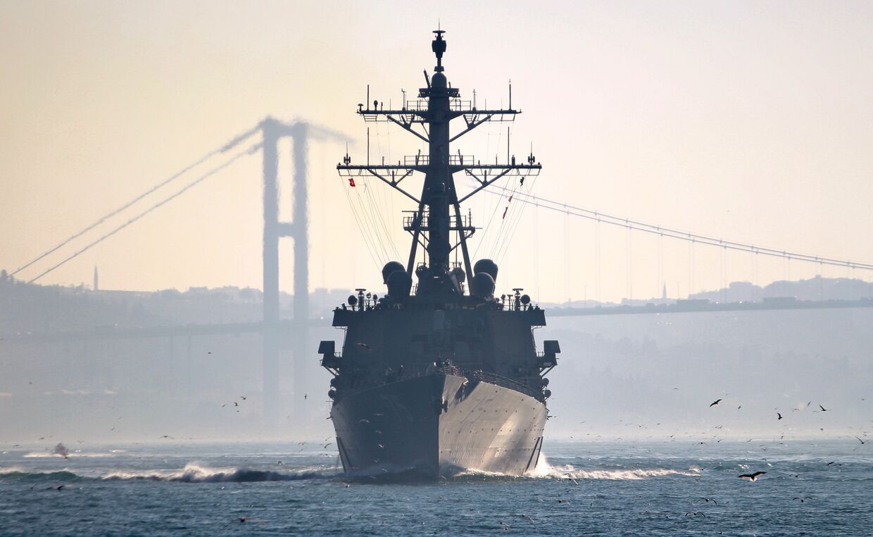 Ракетный эсминец ВМС США «Дональд Кук» плывет в Босфор на пути в Черное море