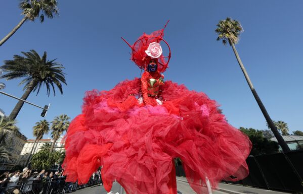 Участник цветочного парада во время карнавала в Ницце