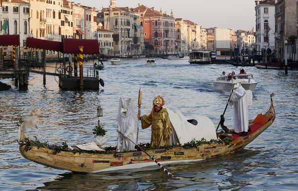 Участники венецианского карнавала