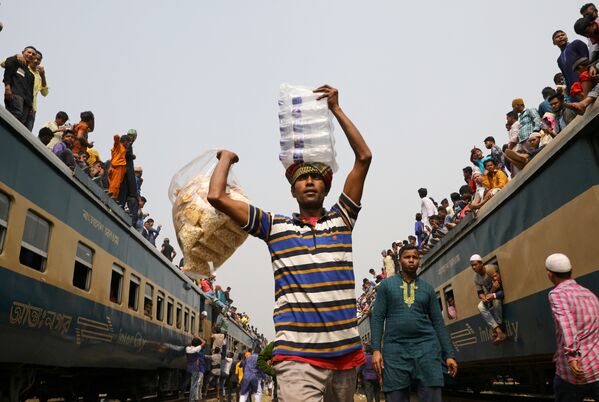 Продавец на железнодорожной станции в Бангладеш