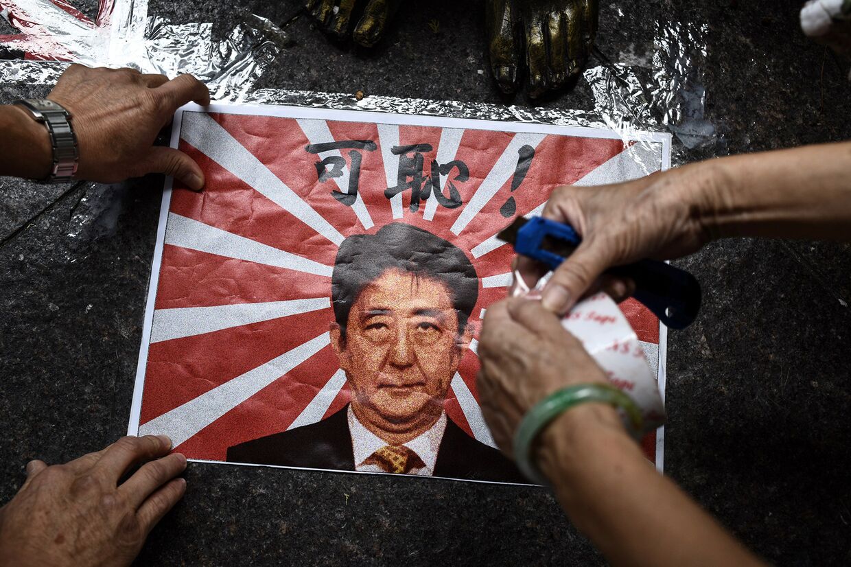 Портрет премьер-министра Японии Синдзо Абэ во время акции протеста