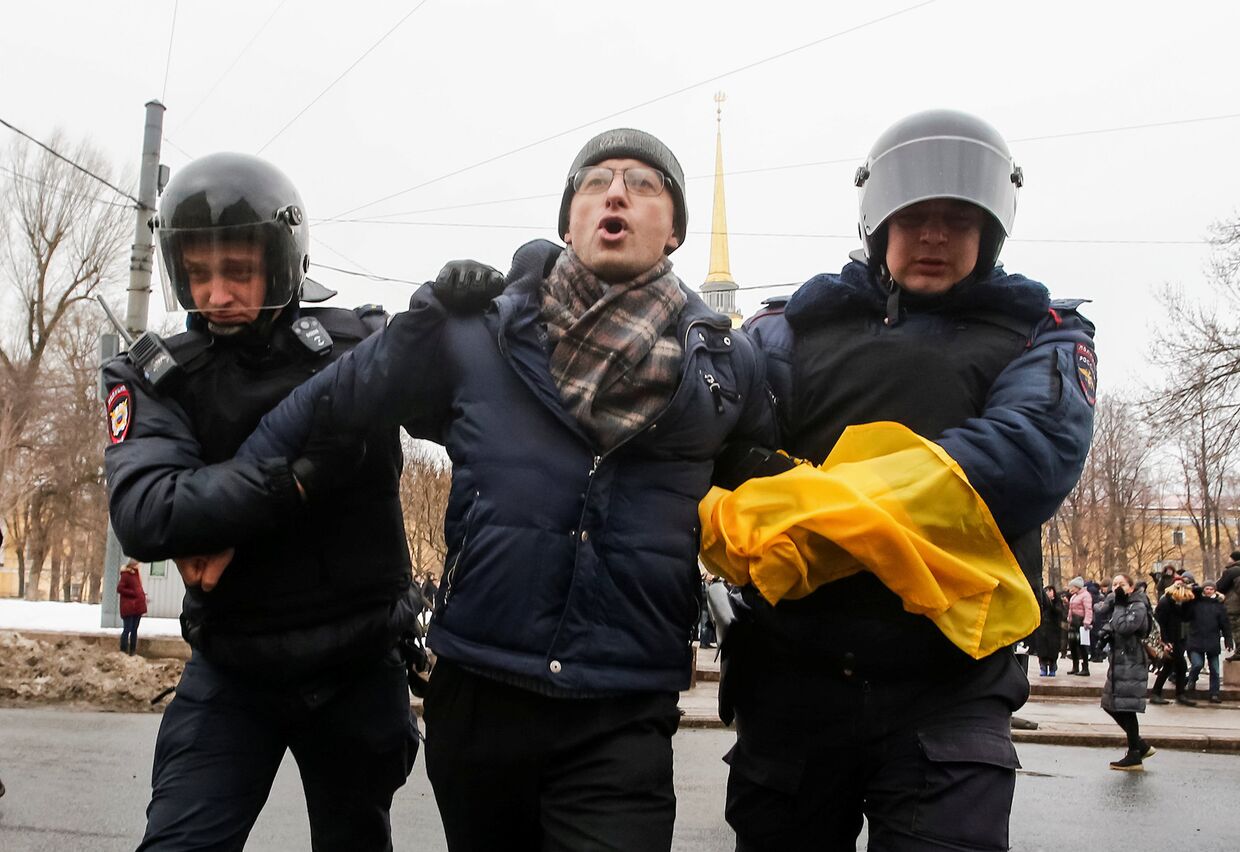 Задержание протестующего во время митинга с требованием освободить политзаключенных