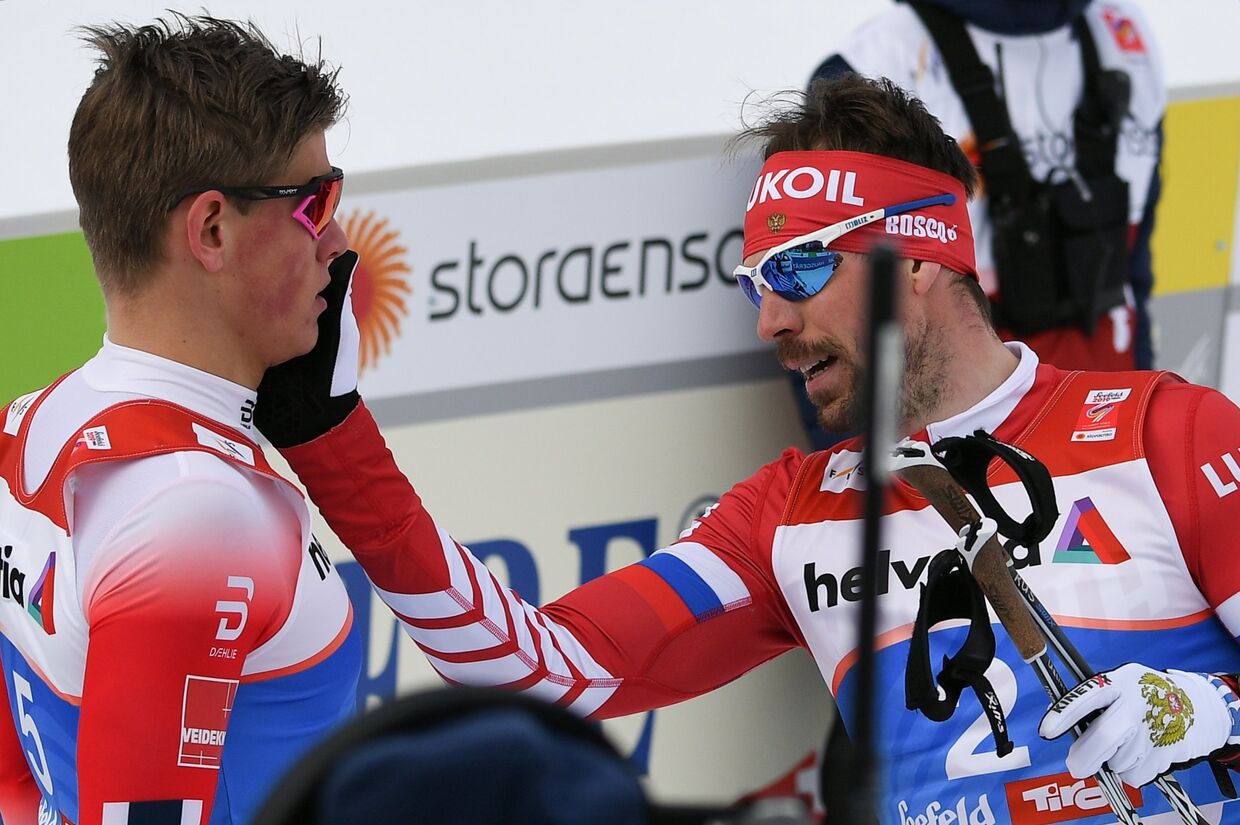 Йоханнес Хёсфлот Клебо (Норвегия) и Сергей Устюгов (Россия) после полуфинала спринта среди мужчин на чемпионате мира по лыжным гонкам в Зеефельде