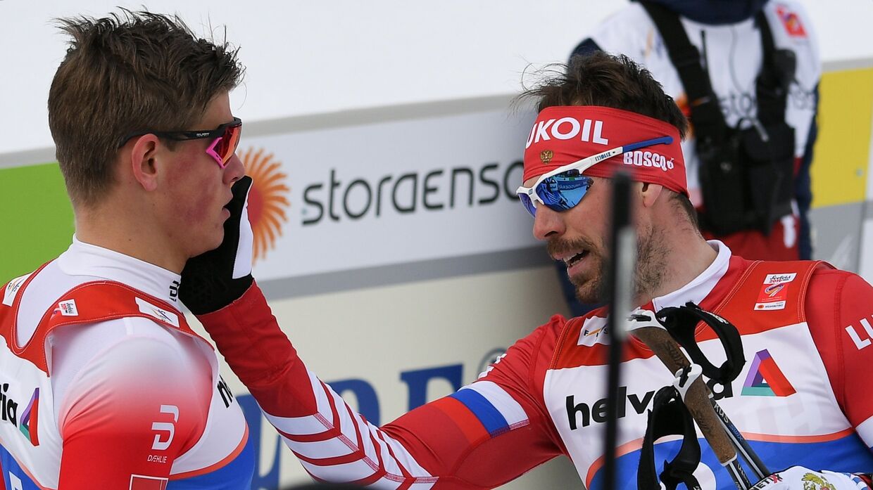  Йоханнес Хёсфлот Клебо (Норвегия) и Сергей Устюгов (Россия) после полуфинала спринта среди мужчин на чемпионате мира по лыжным гонкам в Зеефельде