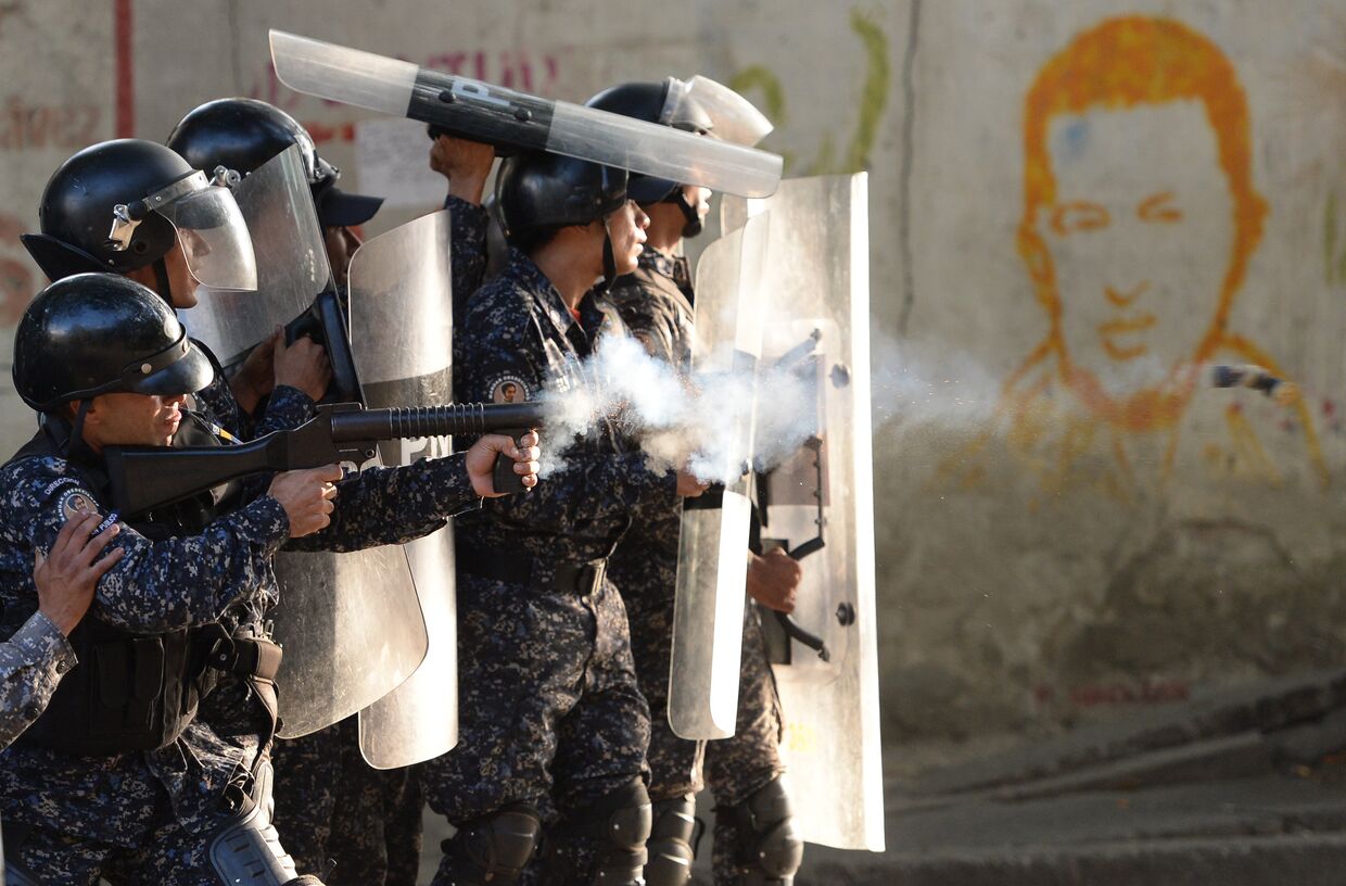 Столкновение ОМОНа с антиправительственными демонстрантами в районе Лос-Мецедорес, Каракас