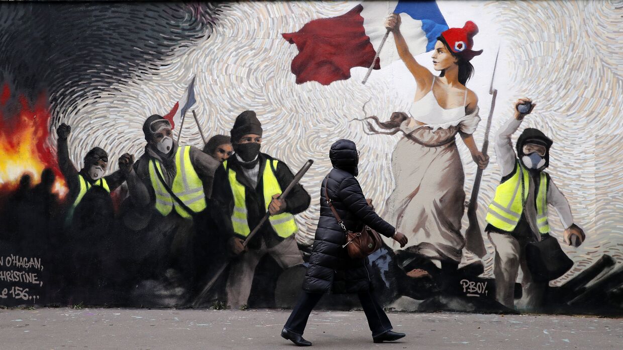 Граффити в Париже, изображающее протесты желтых жилетов