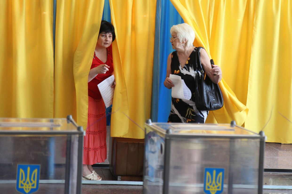 Избиратели во время голосования на внеочередных выборах президента Украины на избирательном участке в Днепропетровске