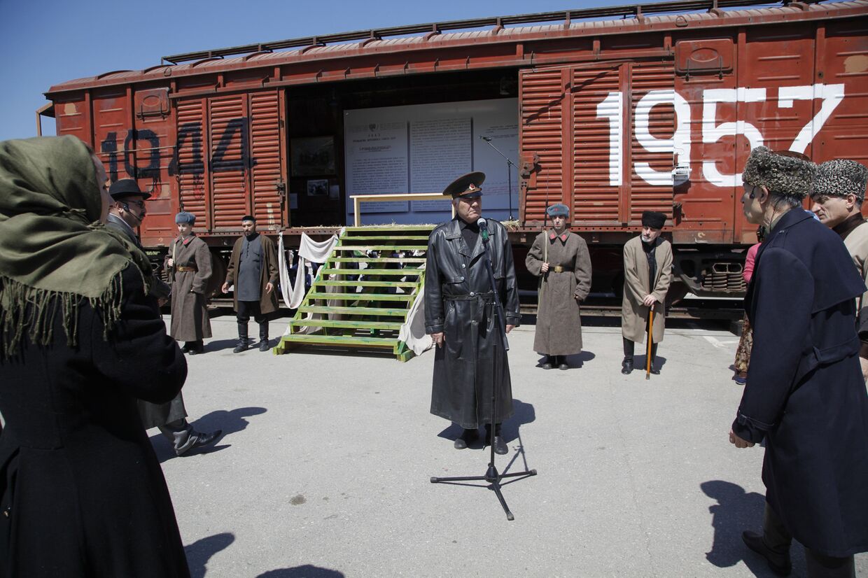 Участники церемонии, посвященной 69-й годовщине депортации чеченцев в Грозном