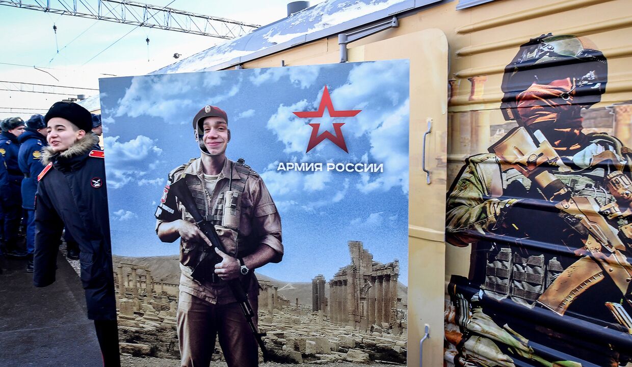 Российские курсанты позируют возле поезда с выставкой «Сирийский перелом»