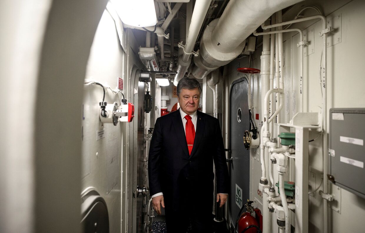 Президент Украины Петр Порошенко посетил прибывший в порт Одессы эсминец ВМС США «Дональд Кук»