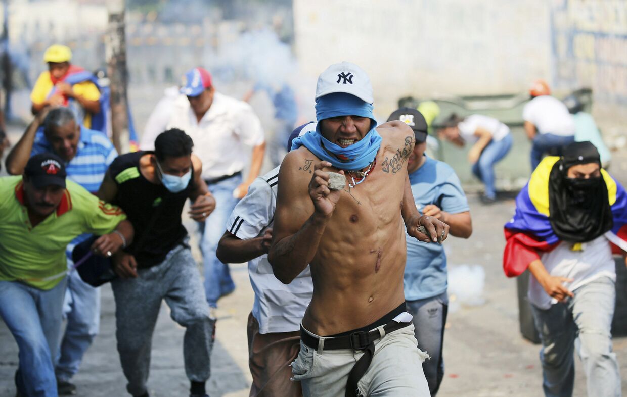 Демонстранты во время столкновений c полицией в Урене, Венесуэла