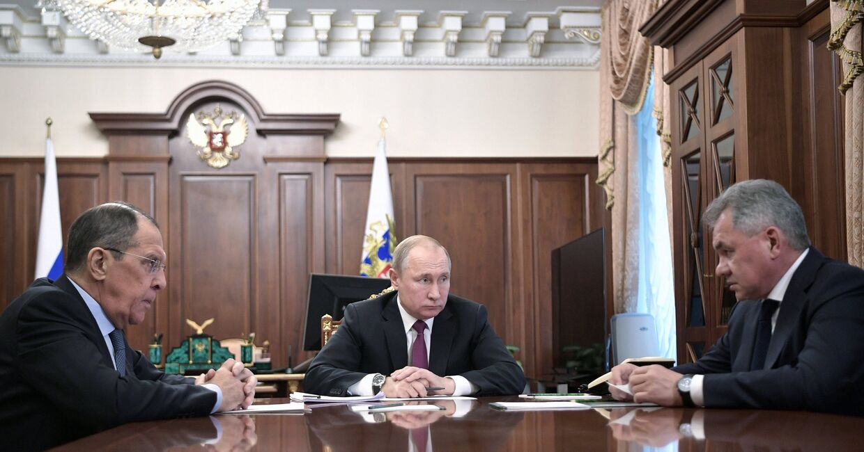Президент РФ В. Путин встретился с главами МИД и Минобороны РФ С. Лавровым и C. Шойгу