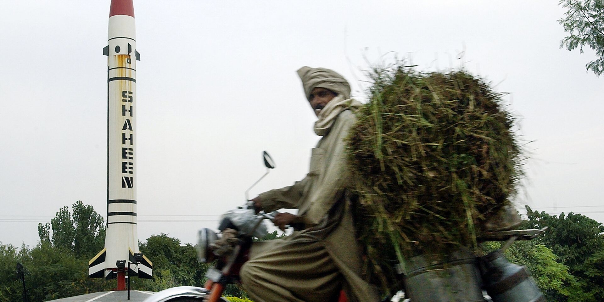Местный житель проезжает мимо пакистанской баллистической ракеты «Шахин» в Исламабаде Местный житель проезжает мимо пакистанской баллистической ракеты «Шахин» в Исламабаде - ИноСМИ, 1920, 02.08.2025