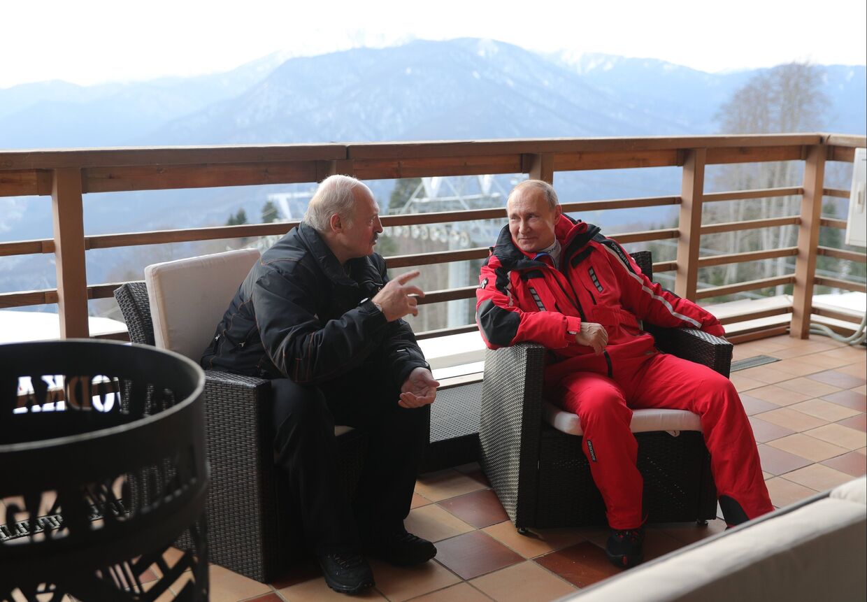 Президент РФ Владимир Путин и президент Белоруссии Александр Лукашенко (слева) общаются после катания на лыжах