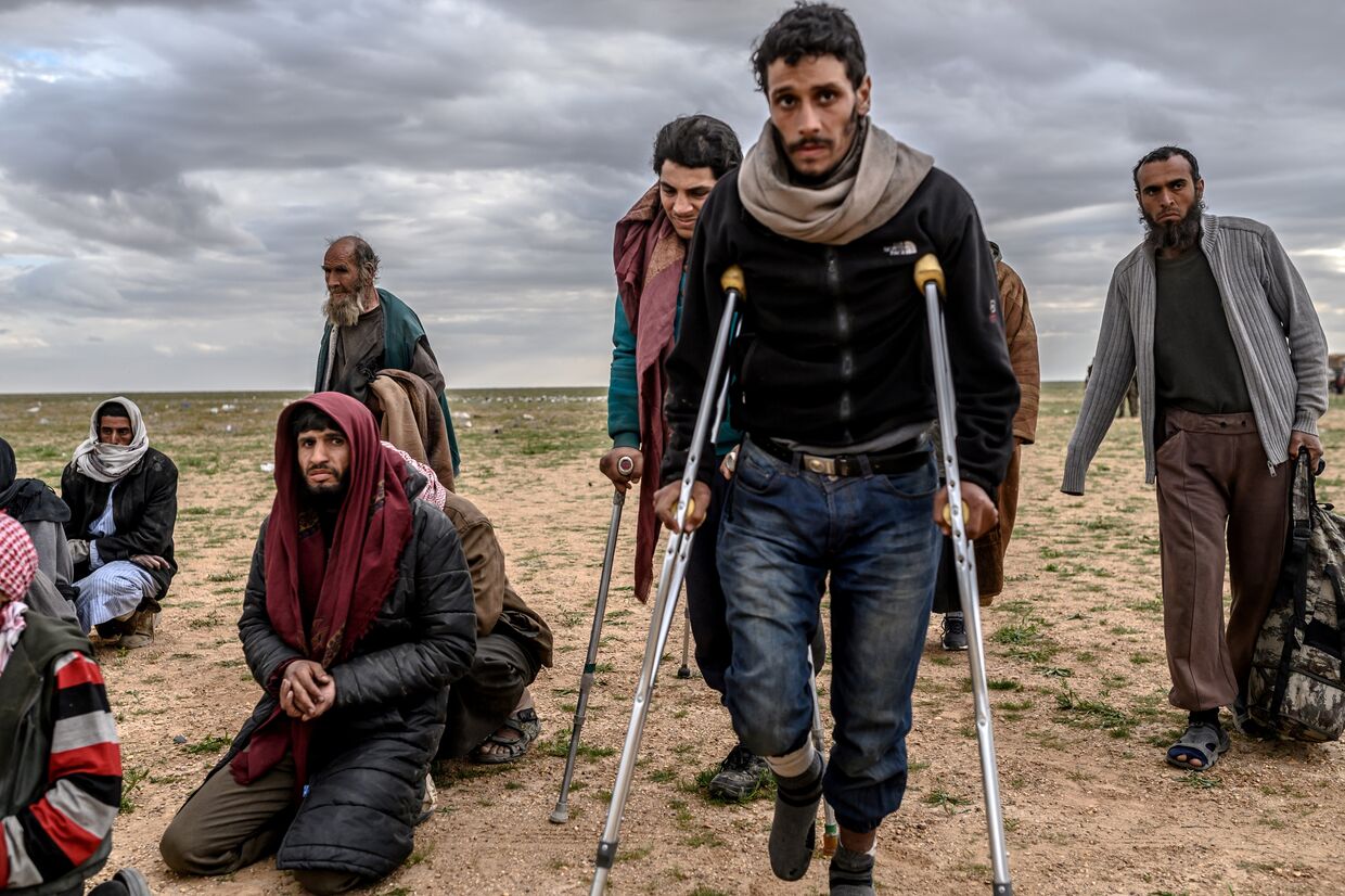 Мужчины, которых подозревают в том, что они сражались в рядах ИГИЛ (запрещена в РФ) в Сирии
