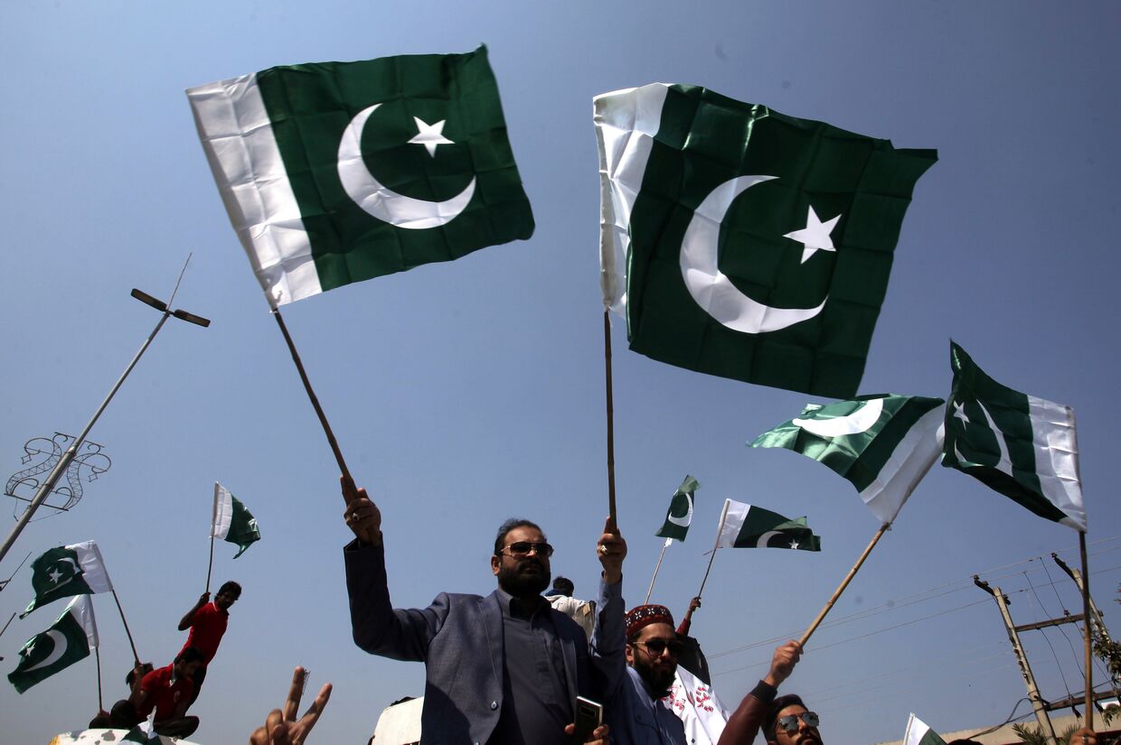 Участники демонстрации в поддержку действий пакистанских военных в Лахоре, Пакистан
