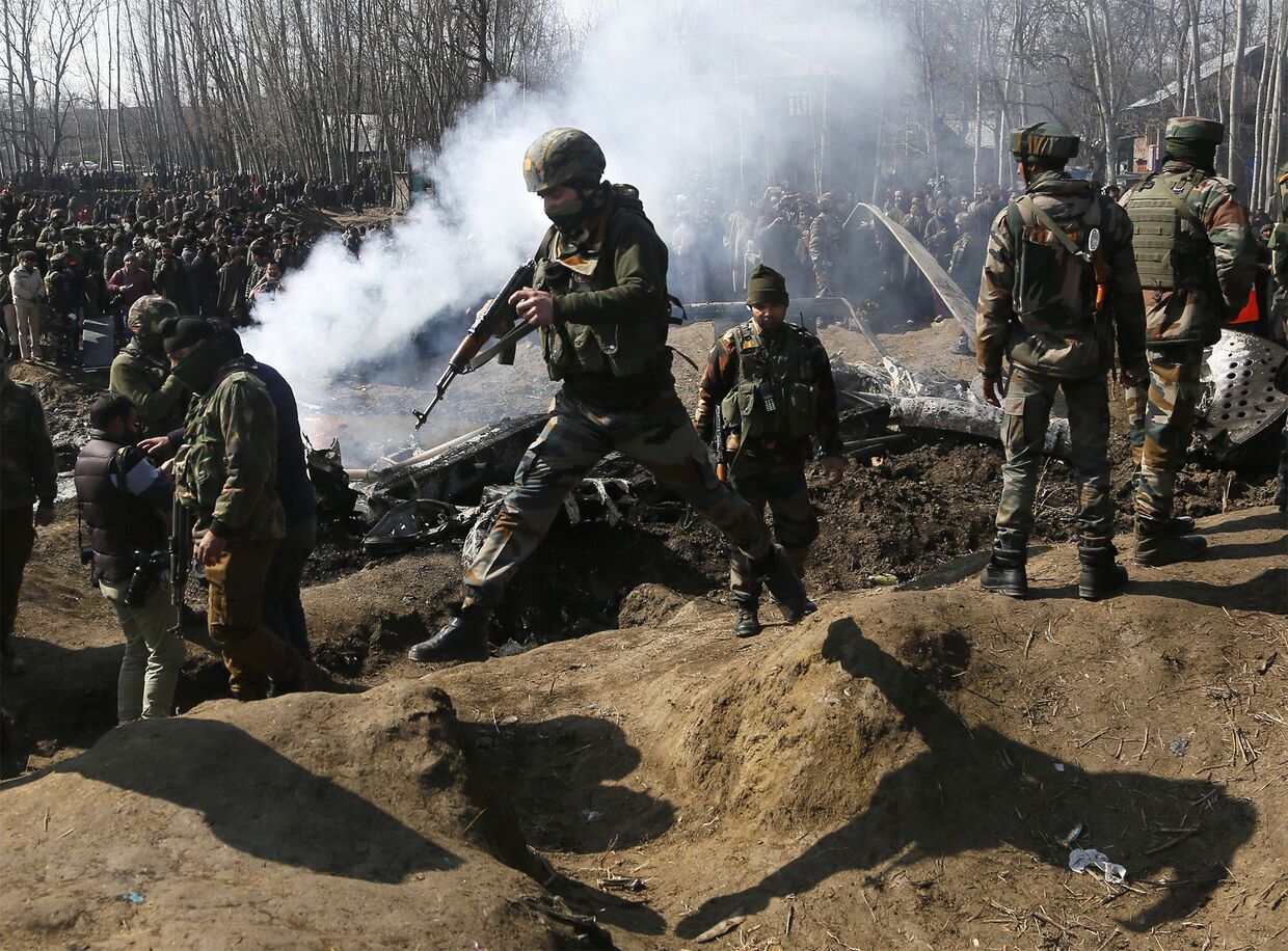 Индийские военные на месте крушения вертолета в Кашмире