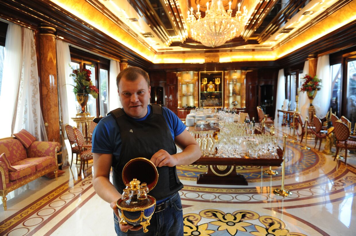 Активист Майдана демонстрирует богатства Виктора Януковича в его резиденции «Межигорье»