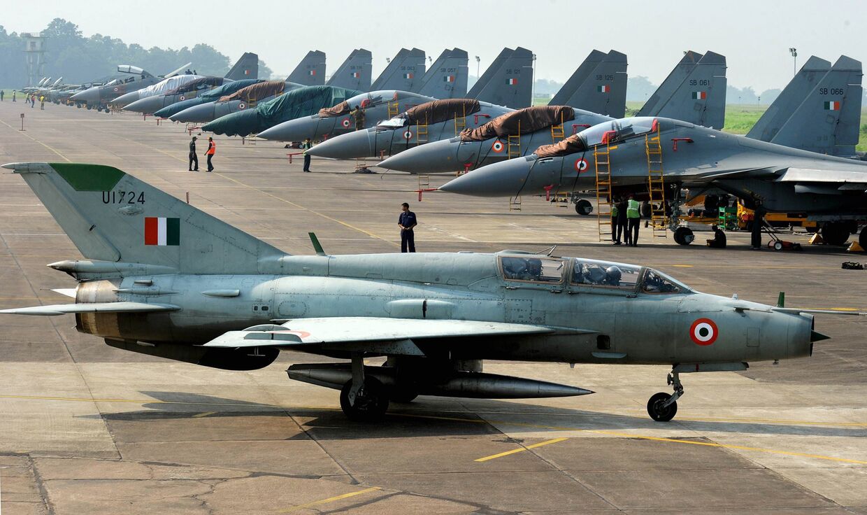 Истребители индийских ВВС на авиабазе Каликунда