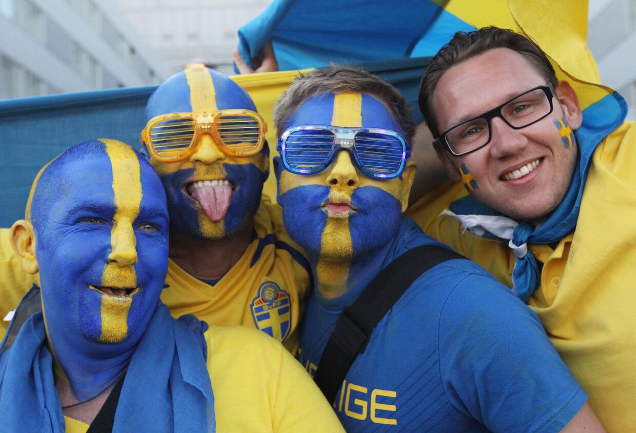 Зрители Евровидения с лицами, раскрашенными в цвета шведского флага