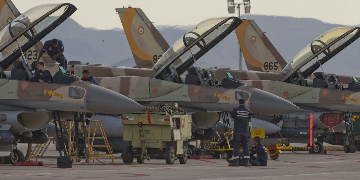 Истребители ВВС Израиля F16 во время учений международных военных учений Голубой флаг