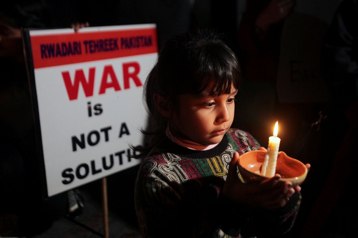Девочка со свечой на марше за мир в Южной Азии, Лахор, Пакистан