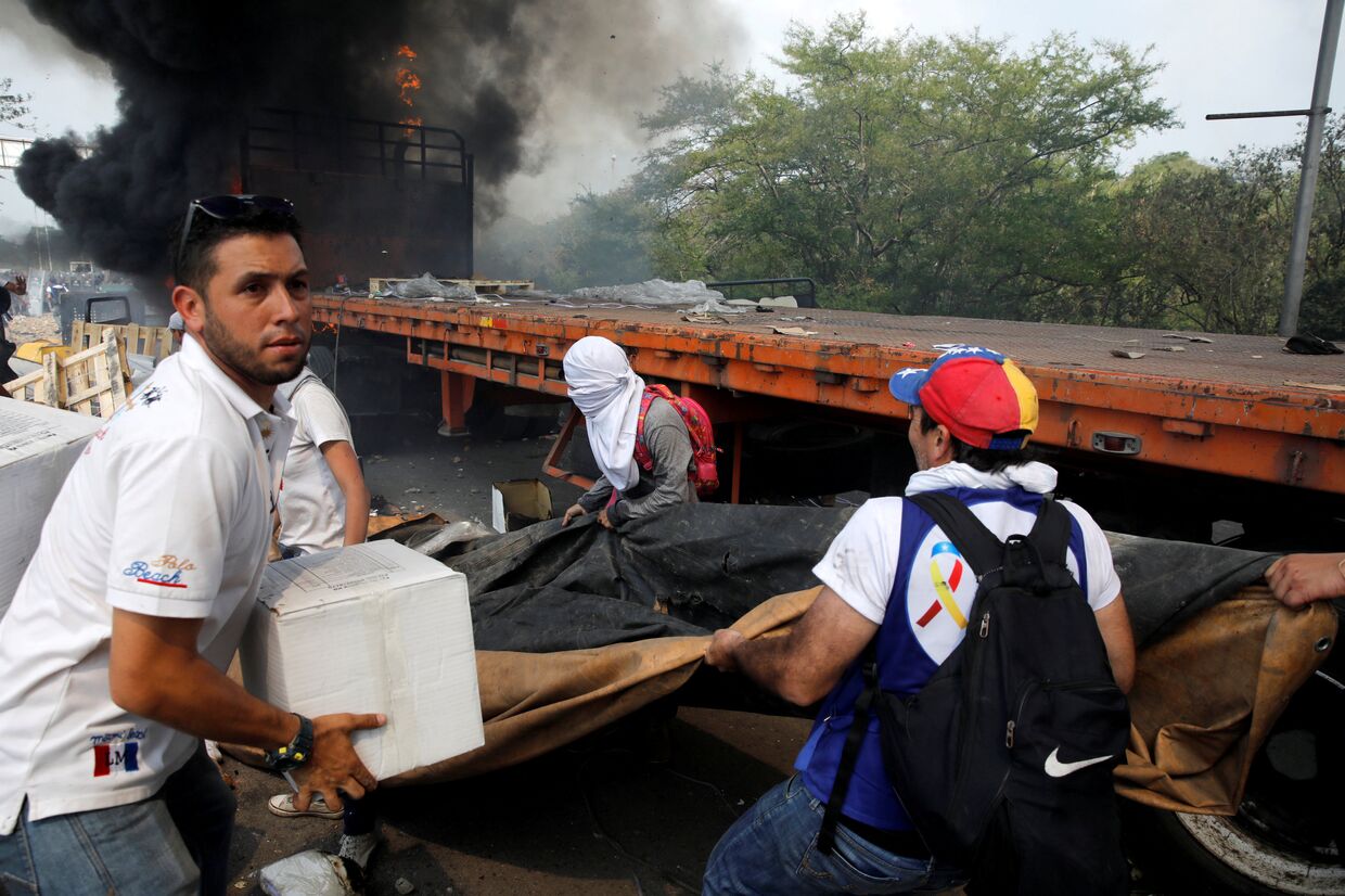 Сгоревший грузовик, перевозивший гуманитарную помощь для Венесуэлы в Кукуте