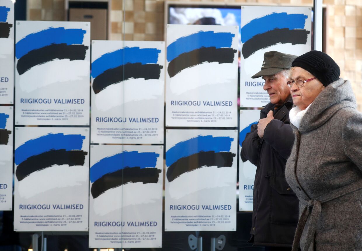 Пожилая пара на избирательном участке во время выборов в Пярну, Эстония