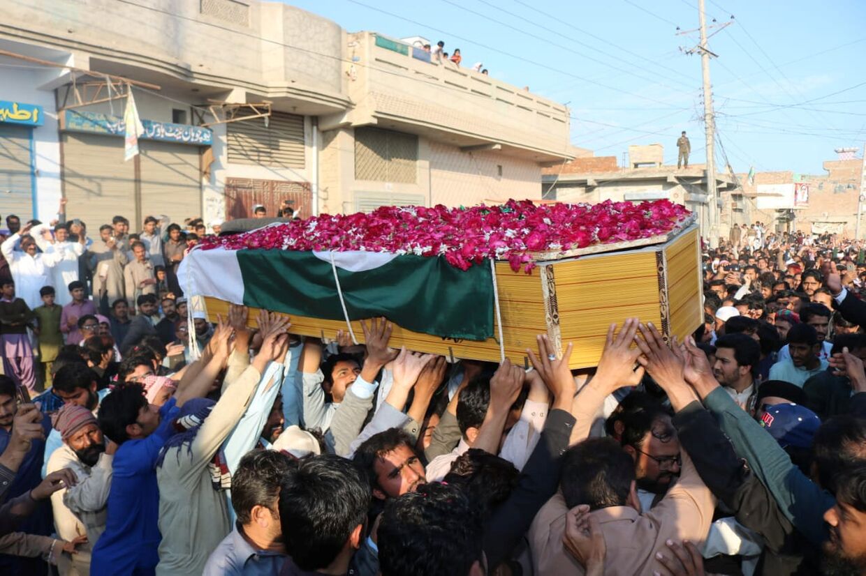 Гроб солдата, убитого в результате обстрела из индийского Кашмира