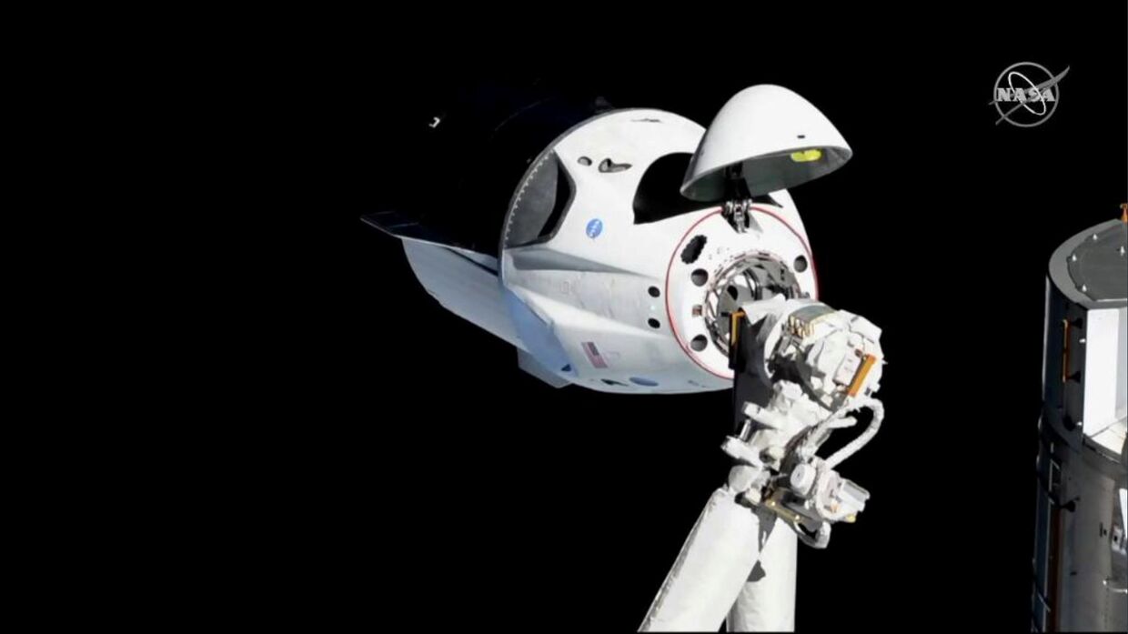 SpaceX Dragon приближается к Международной космической станции