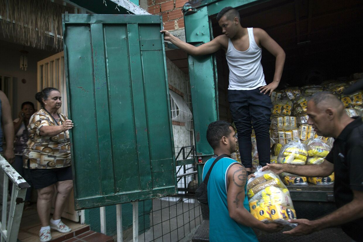 Продовольственные товары, распространяемые по государственной программе в Каракасе, Венесуэла
