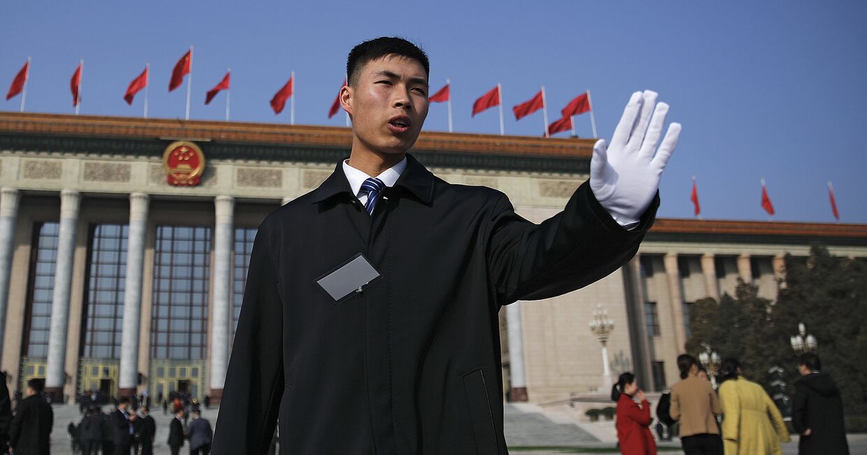 Солдат в преддверии открытия сессии китайского национального народного конгресса в Пекине
