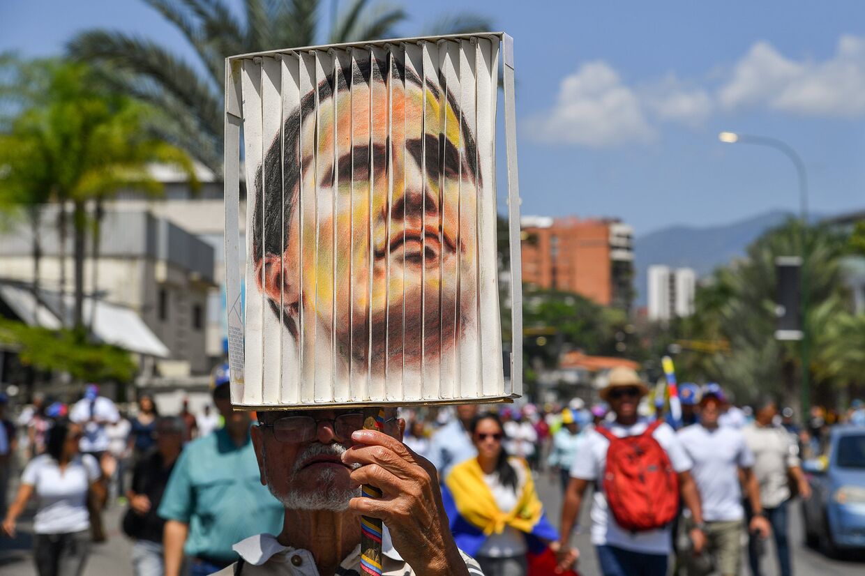 Сторонник венесуэльского оппозиционера Хуана Гуайдо в Каракасе