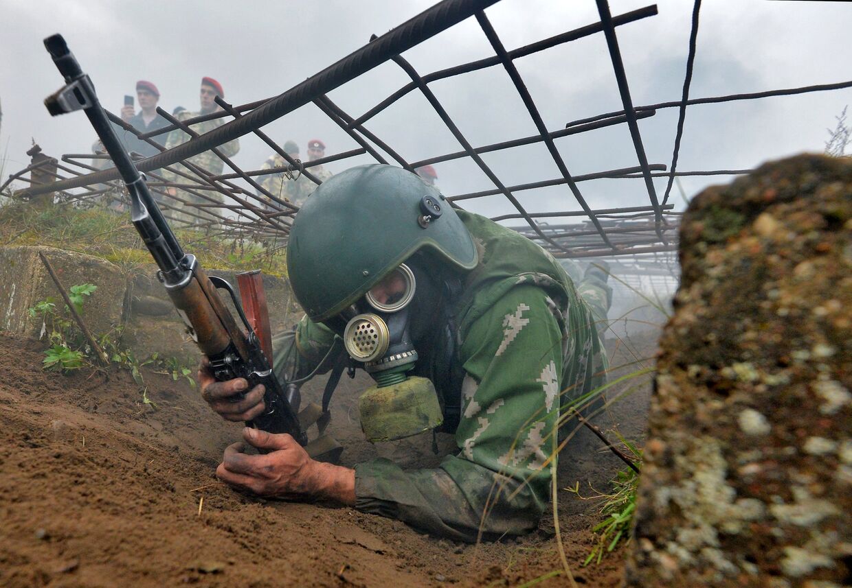 Белорусский спецназовец во время квалификационного испытания на право ношения крапового берета