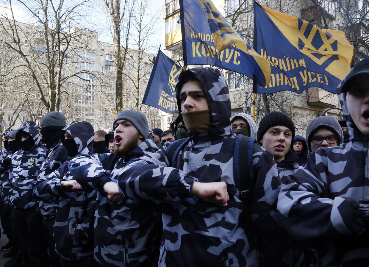 Бойцы «Азова» во время митинга перед зданием Генеральной прокуратуры Украины в Киеве