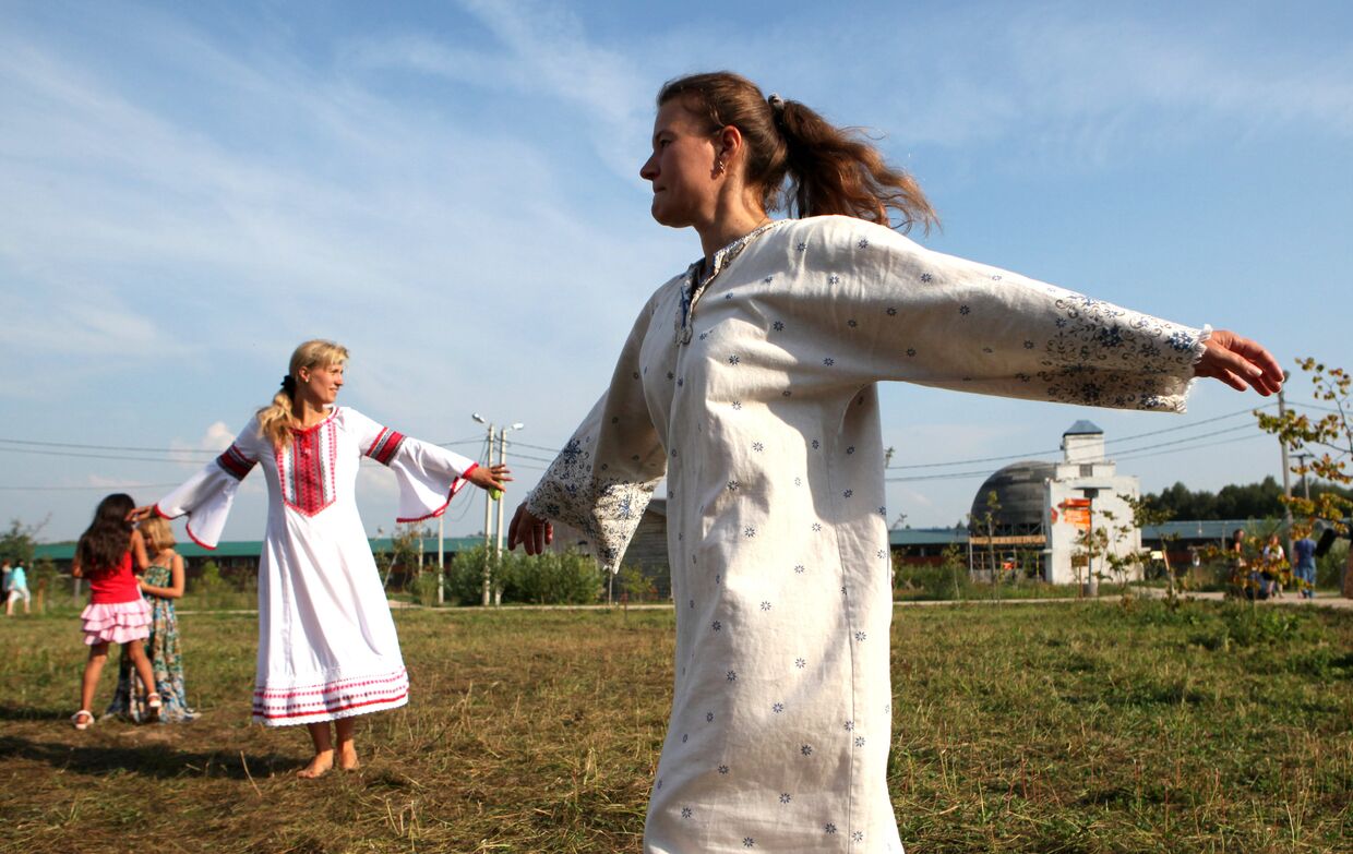 Девушки танцуют в культурно-образовательном туристическом центре Этномир