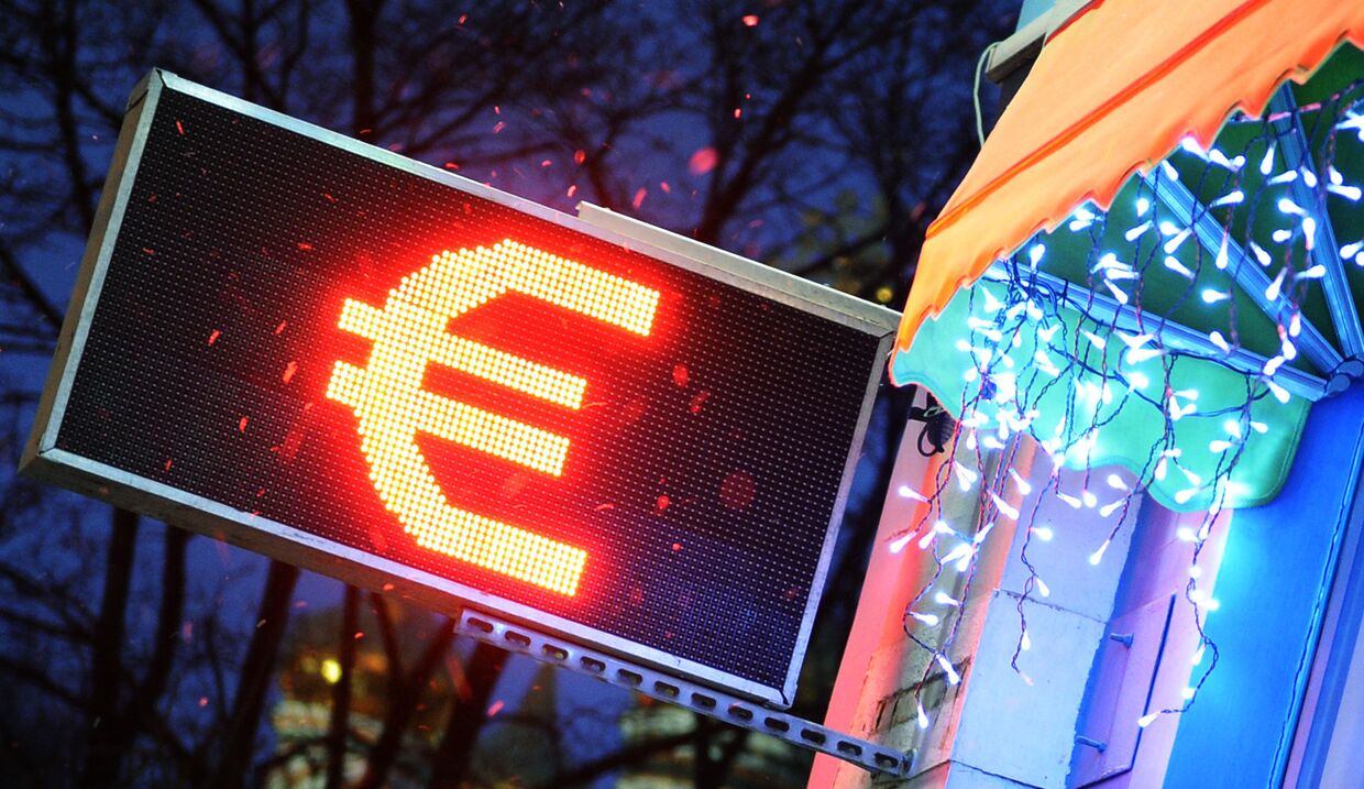 Табло курса валют со знаком евро на стене торгового центра в Москве