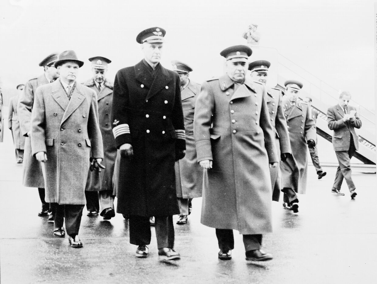 Шведский полковник Стиг Веннестрём с советскими военными в аэропорту Брумма, Стокгольм, Швеция