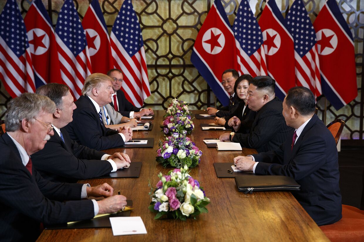 Президент США Дональд Трамп во время встречи с северокорейским лидером Ким Чен Ыном в Ханое