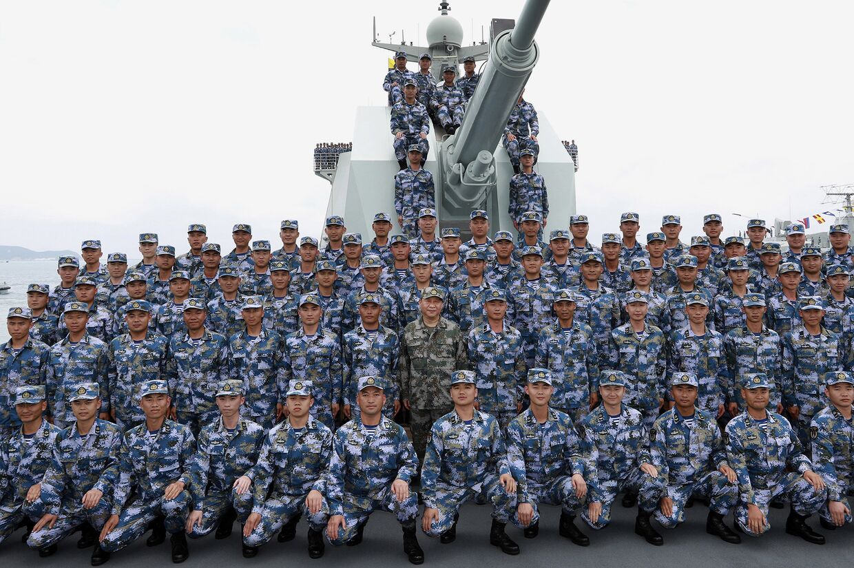 Китайский президент Си Цзиньпин в камуфляжной форме (в центре) позирует с солдатами Народно-освободительной армии Китая