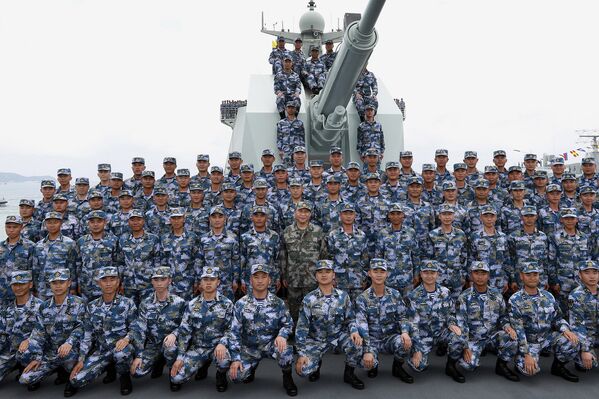 Китайский лидер Си Цзиньпин в камуфляжной форме (в центре) позирует с солдатами Народно-освободительной армии Китая