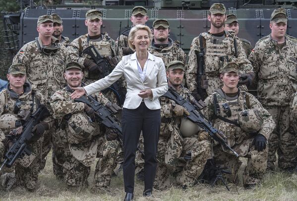 Министр обороны Германии Урсула фон дер Ляйен позирует с солдатами