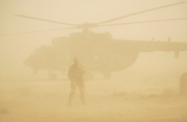 Песчаная буря в Сирии: российский солдат охраняет военный вертолет