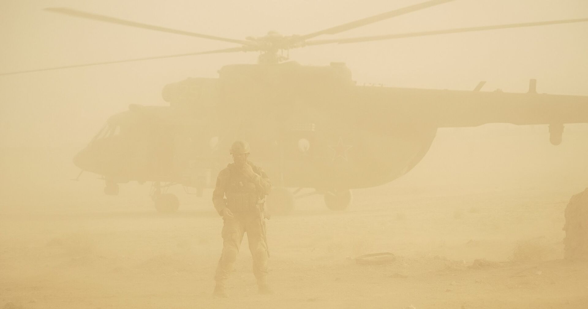 Песчаная буря в Сирии: российский солдат охраняет военный вертолет - ИноСМИ, 1920, 12.10.2020