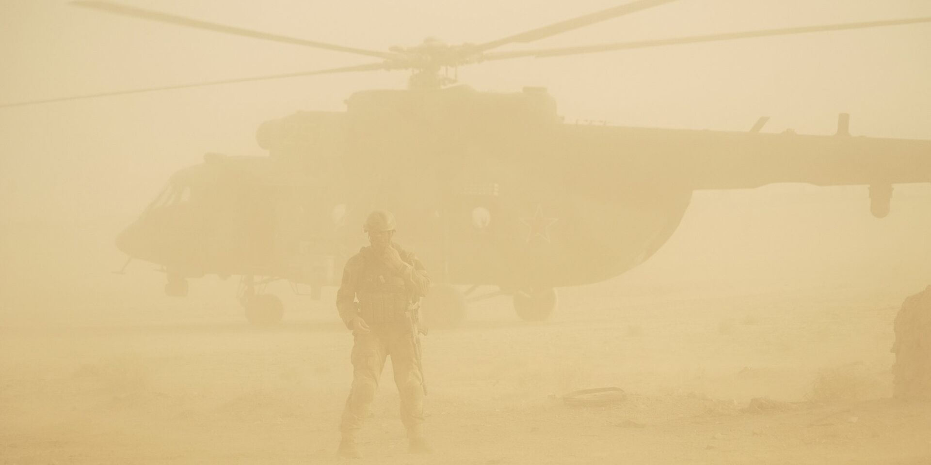 Песчаная буря в Сирии: российский солдат охраняет военный вертолет - ИноСМИ, 1920, 13.08.2023