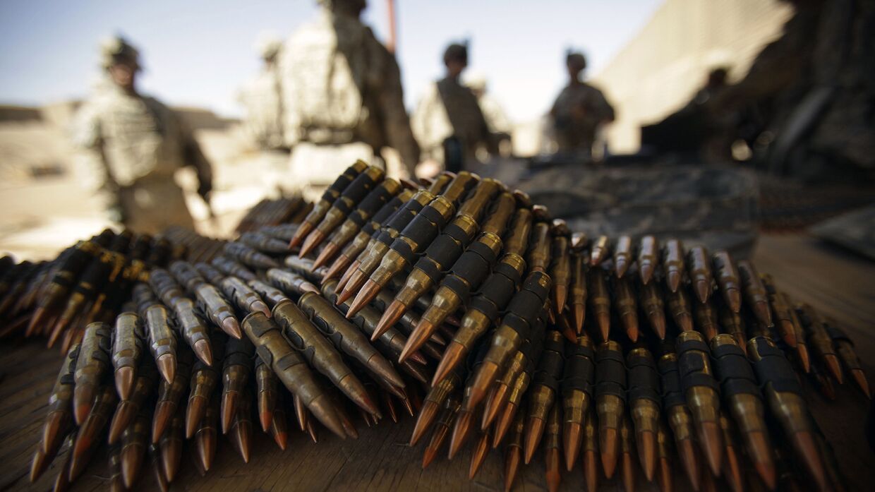Американские солдаты на стрельбище в лагере Таджи, Ирак