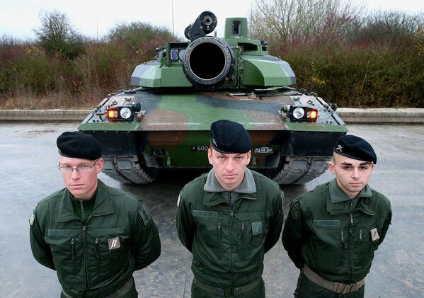 Солдаты рядом с французским танком «Лёклер» во время военных учений